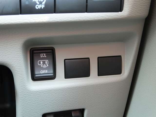 助手席側リヤハンズフリー電動スライドドアのON/OFFスイッチはこちらです。両手に荷物を持ってるときでも、つま先をドアの下に差し入れるとドアが開くんですよ♪