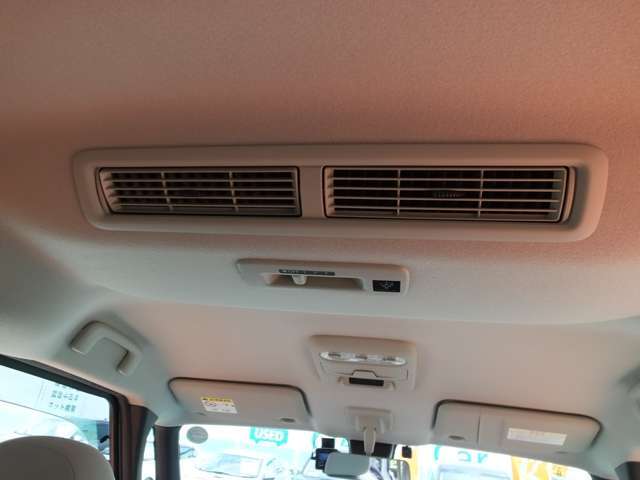 プラズマクラスターイオンを吹き出し風に含ませ、空気清浄、脱臭、除菌に加え、静電気抑制や保湿効果を得ることができます。