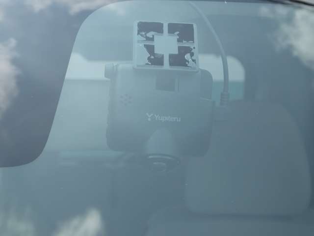 ドライブレコーダーを装備してます。万が一の事故や運転中のトラブルなど、映像が録画されているとひと安心な必須装備ですね。