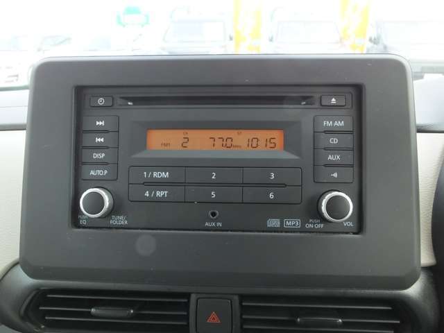オーディオは、オリジナルの2DINのCDチューナーを搭載してます。CDやラジオだけでなく、AUX端子とスマホや音楽プレーヤーなどの外部機器を接続して、その機器に保存された音楽を再生することができます