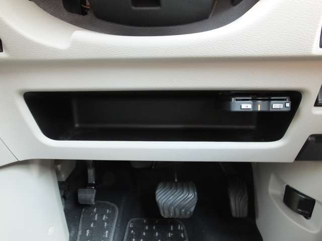 ETCはステアリング下の収納スペースに設置されています。しかもETC2.0です！混雑や事故などの前方の状況を音声で案内してくれます。これでスムーズなドライブが楽しめますね♪