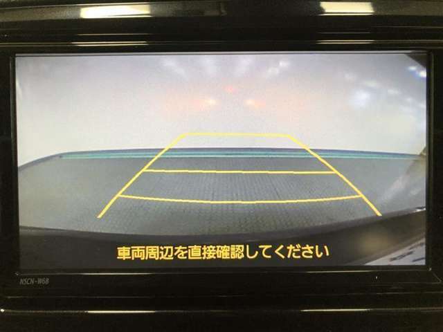 駐車時の後方確認に便利なバックモニターです。駐車位置の目安となるガイド線付きです。