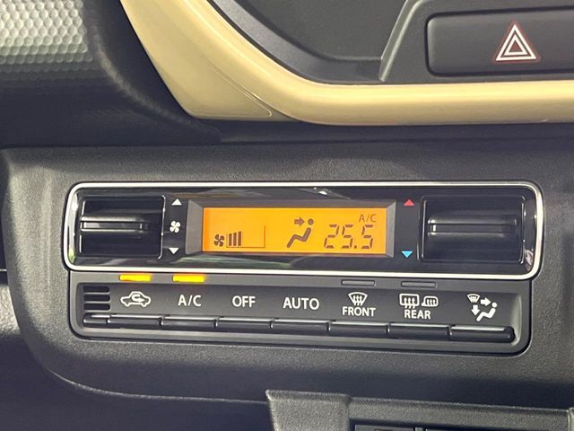 【オートエアコン】一度お好みの温度に設定すれば、車内の温度を検知し風量や温度を自動で調整。暑い…寒い…と何度もスイッチ操作をする必要はありません。快適な車内空間には必須の機能ですね♪