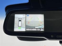 【全方位モニター】まるでクルマを真上から見下ろしたかのような視点で駐車をサポートします！クルマの斜め後ろや真横など、前後左右の4つのカメラの映像が合成されて、モニターに映し出されます。