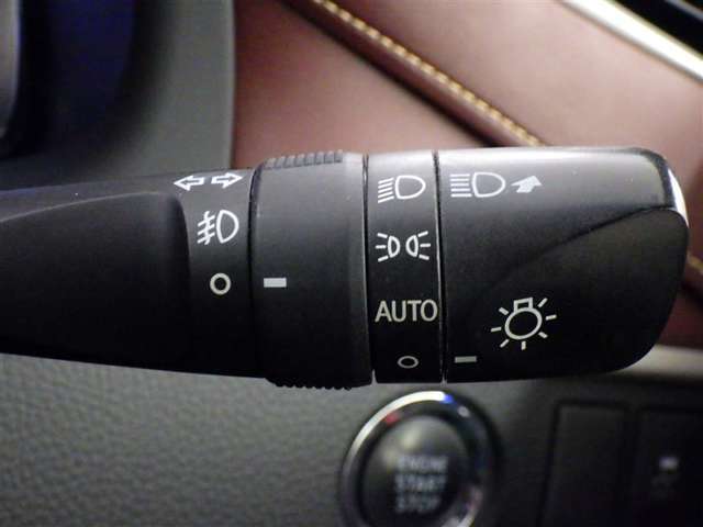 【オートライト】車外の明るさに応じて、自動的にライトの点灯・消灯をしてくれます。