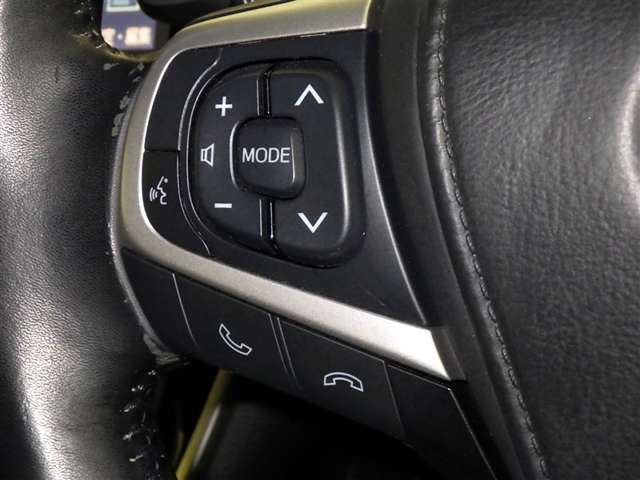 ステアリングスイッチ装備！運転しながら手元でオーディオの操作などができます。