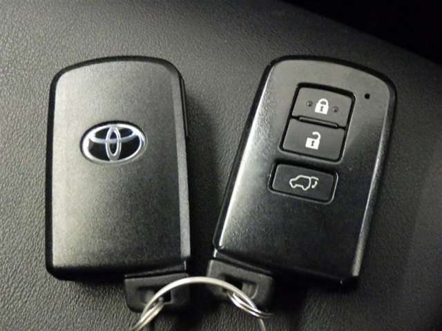 鍵がポケットの中でもドア開閉・エンジンスタートが可能な便利なスマートキーです！