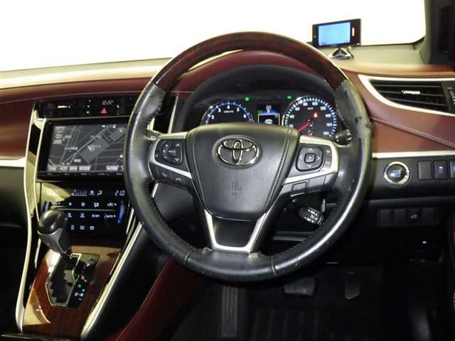 運転の際、常に目にする部分だけにシックで飽きのこないデザインが良いですね。