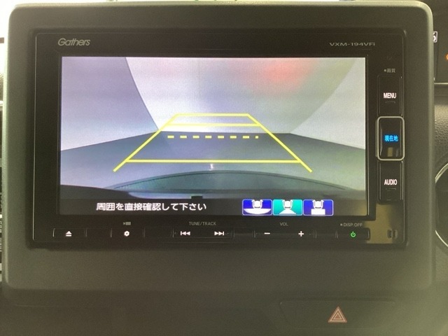 バックでの車庫入れも安心です！　リアカメラが付いているバックモニター付のナビを装備しております。操作線もついており距離感も画面から確認できます。