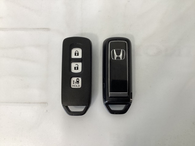 スマートキー付きですからドアロックの開閉およびエンジンスタートが楽々です。電動スライドドアの開け閉めもボタンで操作できます。スペアキーも同じものを用意しております。