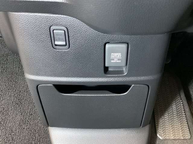 アクセサリーソケットはUSBのアダプターなどをつければ、スマホの充電にも使えます。周辺には物が置けるボックスがついています。