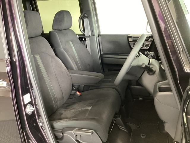 女性でも運転がしやすいように、シートの高さ調整機能（シートリフター）がついています。運転席と助手席の間が空いている為、助手席側への移動がスムーズです。交通量の多い道でも助手席側から乗り降りができます。