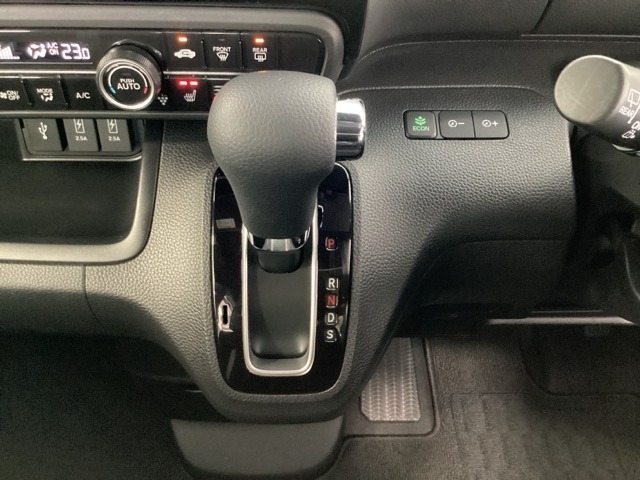 CVT車のセレクトレバーです。低速から高速まで、変速ショックのないスムーズな走りを実現するとともに、エンジン効率のよい領域を維持することで燃費にも貢献します。