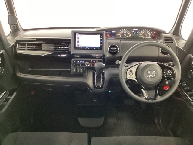 車内は光触媒抗菌消臭施工済です。スタイリッシュなデザインでスポーティなインパネ周りを演出します。グローブボックスやカップホルダーのほかにトレーなどたくさんの収納スペースが付いています。