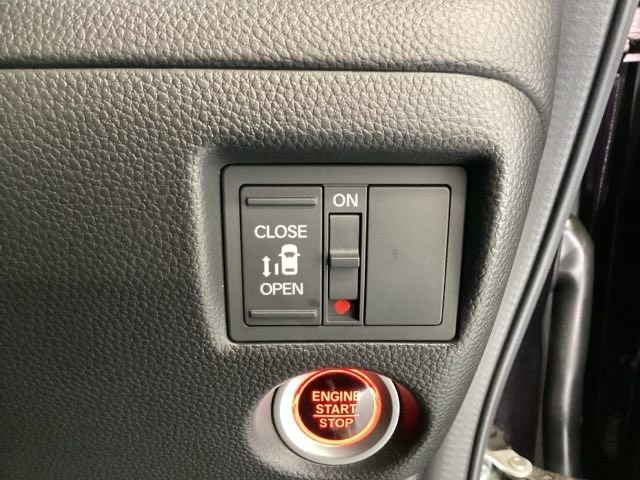 左側電動スライドドアは運転席からでも操作ができるように、ハンドル付近に開閉の操作スイッチが付いています。