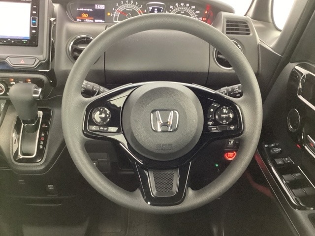 ハンドルにHondaセンシング系のクルーズコントロールやレーンキープアシストなどのスイッチと、オーディオの操作スイッチが装備されています。ハンドルから手を離さず安全に操作できます。