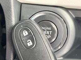 【インテリジェントキー】カバンやポケットに入れたままでもドアの施錠・解錠が可能なスマートキーを装備。エンジンのオン・オフ時もカギを取り出す必要が無いからとっても便利です♪