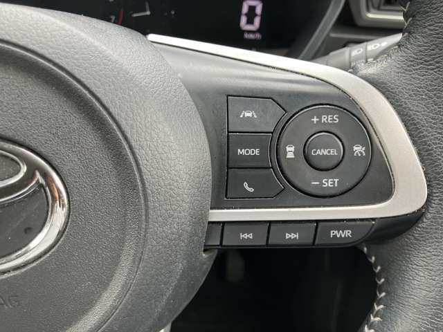 ハンドル操作部　クルーズコントロールスイッチ　速度を設定すると前方の車両を追走してくれるので高速道路での長距離運転時に運転をサポートしてくれます