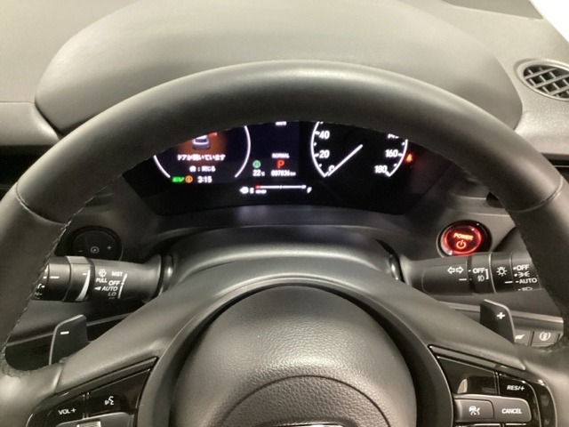 ステアリングホイール・後ろの減速セレクターは、左右に取り付けられた2つのパドルスイッチで減速の強さを調整。 左側の「-」を操作すると減速を強く、右側の「＋」を操作すると減速を弱くすることができます。