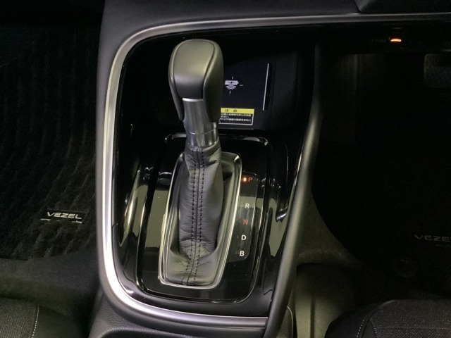 CVT車のセレクトレバーです。低速から高速まで、変速ショックのないスムーズな走りと、エンジン効率のよい領域を維持して燃費にも貢献します。サイドブレーキはスイッチ操作の電子制御パーキングブレーキです。