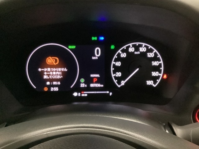 ハイブリット車専用のメーターです。右側の大型スピードメーターに加え、ステアリングスイッチを使って左のマルチインフォメーション・ディスプレイで燃費や動力伝達などの情報が見れるようになっています。