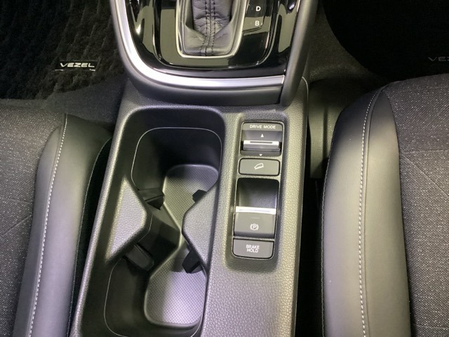 セレクターノブの下に、3つの異なる加速感を楽しめるドライブモードスイッチがついています。一般道、スポーツ走行、エコ走行など、シーンに合わせて最適な加速感を楽しめるドライブモードスイッチです。