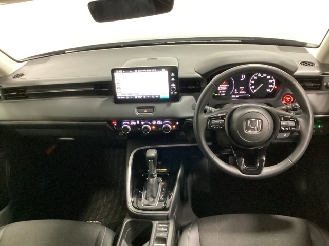 車内は光触媒抗菌消臭施工済です。スタイリッシュなデザインでスポーティなインパネ周りを演出します。グローブボックスやカップホルダーのほかにトレーなどたくさんの収納スペースが付いています。