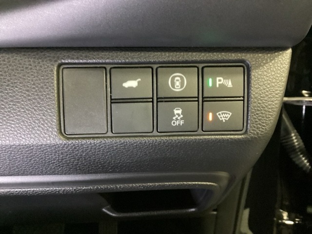 Hondaセンシング用のVSA（ABS＋TCS＋横滑り抑制）解除スイッチなどはハンドルの右側に装備しています。