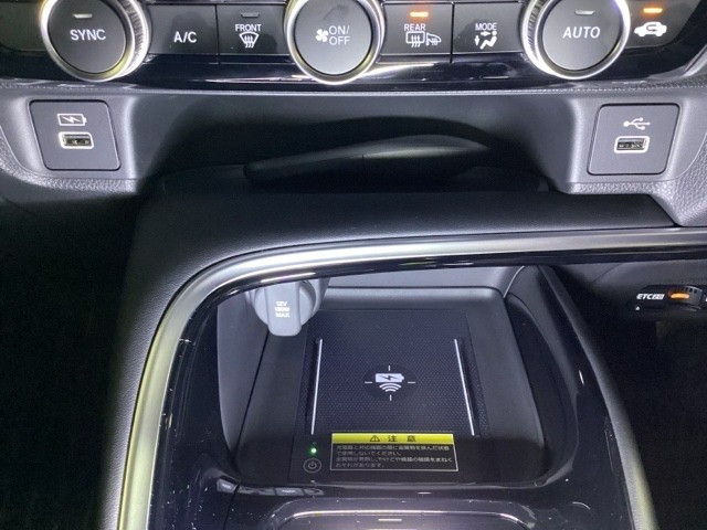 ワイヤレス充電器を装備してます。Qi（チー）規格対応のスマートフォンなどを置くだけでワイヤレスで充電可能です。スマートフォンの充電可能なUSB端子と音源などの外部入力の可能なUSB端子もついています。