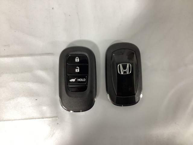 スマートキーを装備しています。鍵を差し込むことなくドアロックの開け閉めと、スタートボタン操作でのエンジンスタートができます。ボタン操作でトランクが開けられる電動テールゲートのボタンもついています。