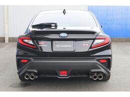 後退時にはバックカメラとセンサーがドライバーをアシスト。車庫入れが不安な方も安心です。