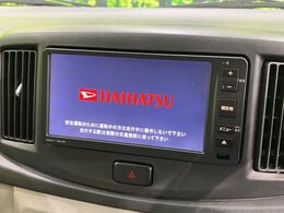 【純正ナビ】人気の純正ナビを装備しております。ナビの使いやすさはもちろん、オーディオ機能も充実！キャンプや旅行はもちろん、通勤や買い物など普段のドライブも楽しくなるはず♪