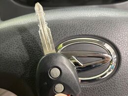 【キーレス】少し離れた場所からでもボタン一つでドアの開錠・施錠ができるのでとっても便利！ドアの鍵穴周りに傷をつけることもありません♪