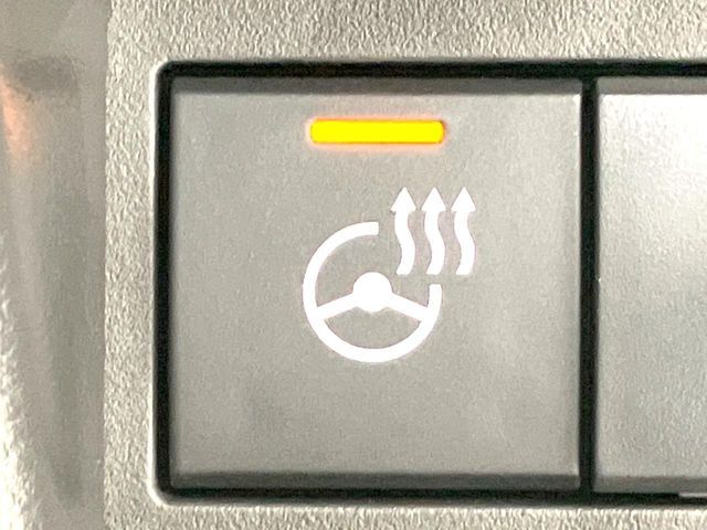 【ステアリングヒーター】冬場に冷たくなりやすい革巻きステアリングを、スイッチ一つで素早く適温に！エアコンよりも早く温まってくれるので、寒い日の運転も快適になりますね♪