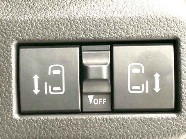 【両側パワースライドドア】スマートキーや運転席のスイッチで後席両側スライドドアの開閉が可能♪電動だから力を入れてドアを開ける必要が無く、小さなお子様でも簡単に開け閉めでき快適です♪
