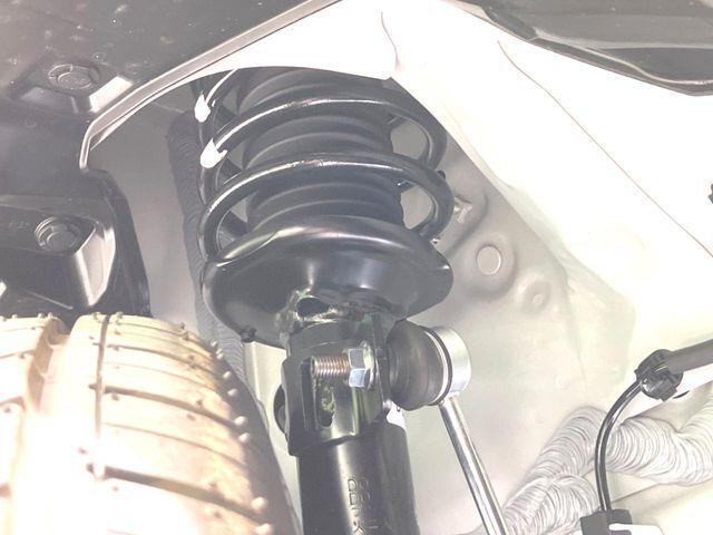 お車を安心してお乗りいただく為には、足回りの定期点検が欠かせません。サービスサポート（有償保証）では無料点検もご提供しており、安心のカーライフをお過ごしいただけるサポート体制が整っています。