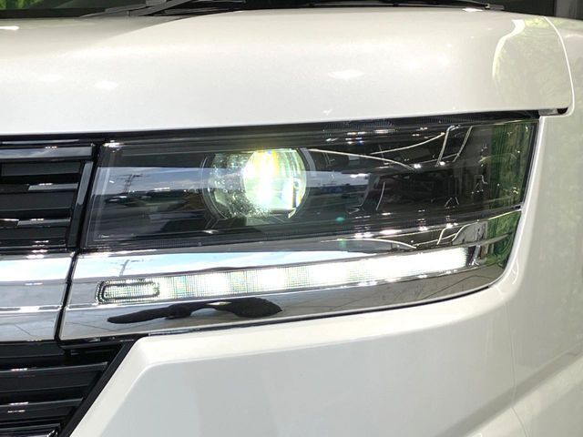 【LEDヘッドライト】悪天候や夜間走行時も良好な視界を確保し安心して運転できる高輝度LEDヘッドライトを装備！点灯速度が早く、消費電力も抑えられています。