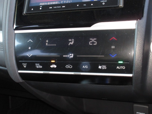 操作部に静電式タッチパネルを採用したフルオート・エアコンディショナー。Honda インターナビ同様、スマートフォン感覚の直感操作を実現しています。