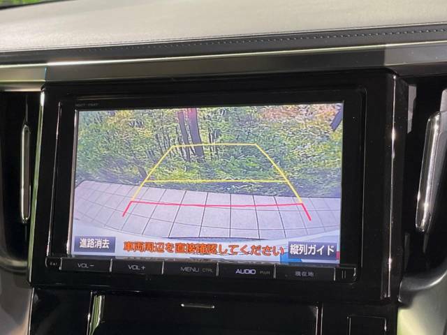 【バックカメラ】駐車時に後方がリアルタイム映像で確認できます。大型商業施設や立体駐車場での駐車時や、夜間のバック時に大活躍！運転スキルに関わらず、今や必須となった装備のひとつです！