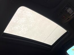 【サンルーフ】開放感たっぷりの希少装備、サンルーフが装着されています！車内に明かりを取り入れたり景色を楽しむ以外にも、車内の空気も簡単に換気できて快適です！