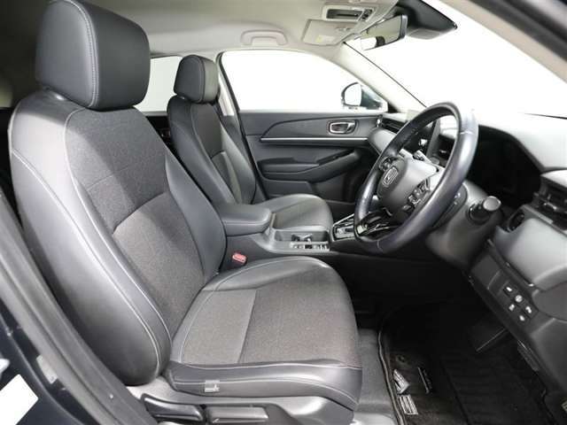 ゆったり室内で運転もしやすいです♪使い勝手の良い配置も考えられています！！