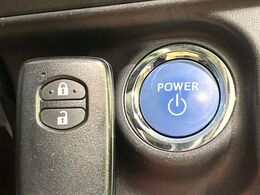 【スマートキー】カバンやポケットに入れたままでもドアの施錠・解錠が可能なスマートキーを装備。エンジンのオン・オフ時もカギを取り出す必要が無いからとっても便利です♪