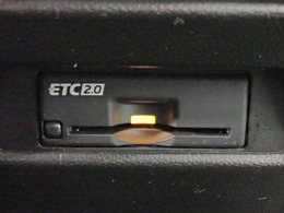 ◆三重県最大級の大型屋内中古車センター♪ヴァーサス鈴鹿店です♪オールジャンルの展示車が盛り沢山です♪在庫の無い車両のオーダーも受け付けます♪電話→059-384-5050までお問合せ下さい◆