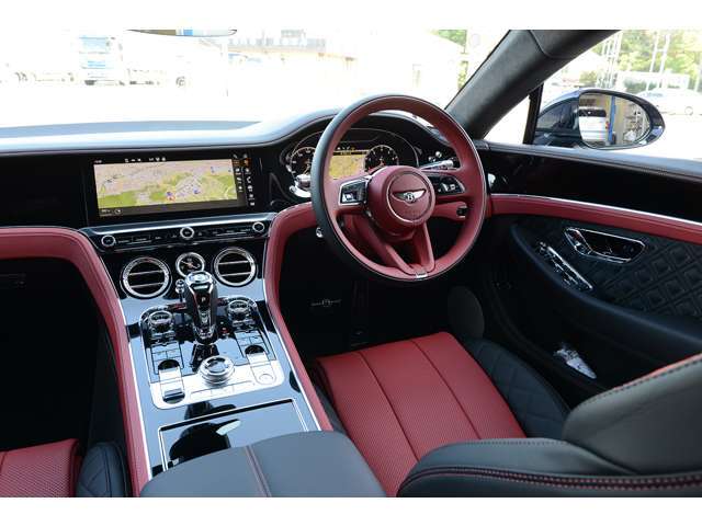 内装もご覧の通りの良好なコンディションを保っています。もちろん禁煙車ですので、嫌なにおいやシミなどもございません。また、外装同様に専任スタッフによるルームクリーニングを実施しております。