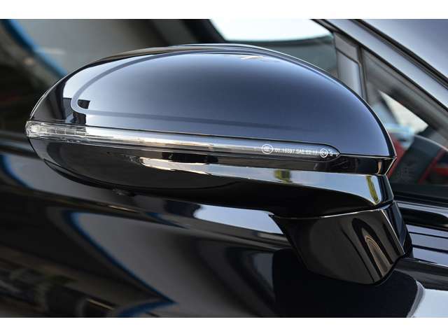オニキスブラックのボディは気になる傷や凹み等無く、ほぼ新車のコンディションを保っております。