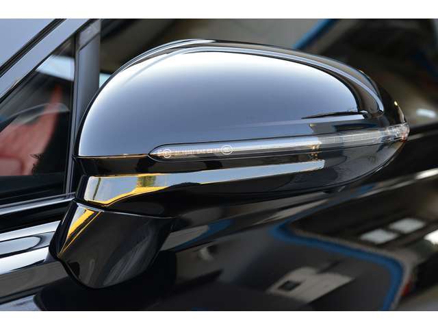 オニキスブラックのボディは気になる傷や凹み等無く、ほぼ新車のコンディションを保っております。