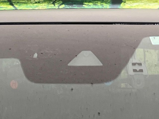 【スマートブレーキサポート】走行中に前方の車両等を認識し、衝突しそうな時は警報とブレーキで衝突回避と被害軽減をアシスト。より安全にドライブをお楽しみいただけます。
