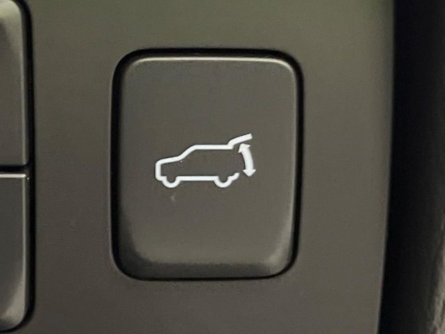 【パワーバックドア】スマートキーや運転席のボタンを押すだけでリアゲートが自動で開閉します！荷物を持っている時や、高い位置にあるバックドアを閉める際に便利な機能です♪