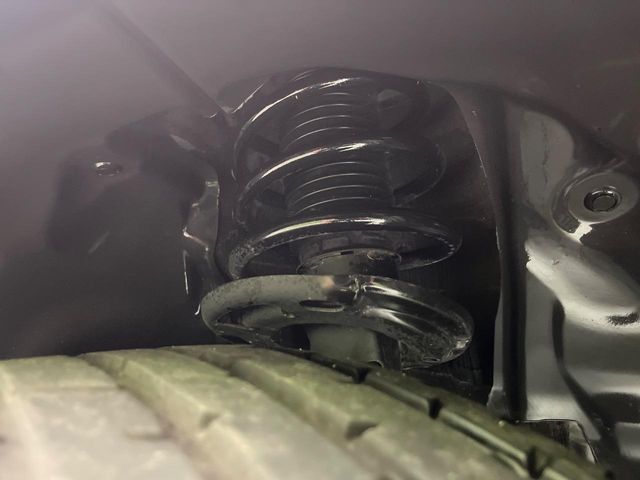 お車を安心してお乗りいただく為には、足回りの定期点検が欠かせません。サービスサポート（有償保証）では無料点検もご提供しており、安心のカーライフをお過ごしいただけるサポート体制が整っています。