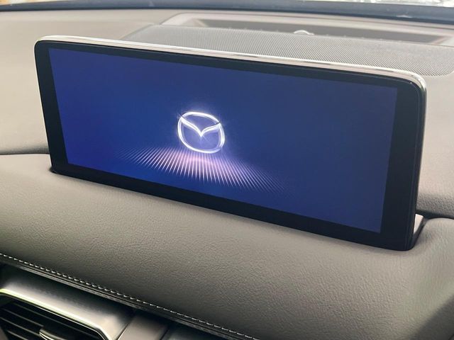 【10.25インチマツダコネクト】車内の雰囲気にマッチした大型ディスプレイ。スマホ接続でのナビ使用やBluetooth再生等、様々な機能が楽しめます。直感的なダイヤル操作が可能で、使い勝手も良好です。